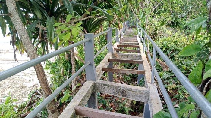 Tampak fasilitas jembatan di Wisata Tanjung Amerika di Pulau Morotai, Maluku Utara terbengkalai. Sumber: Dok. Tribun