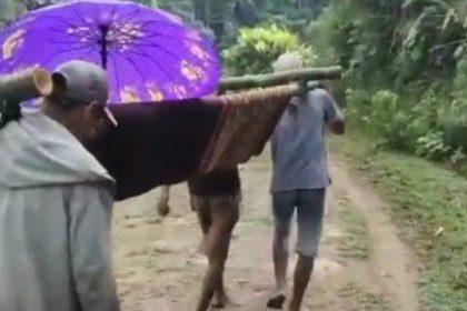 Warga Dusun Kole, Desa Ilan Batu terpaksa ditandu ke Puskesmas karena jalan rusak. Sumber: Istimewa