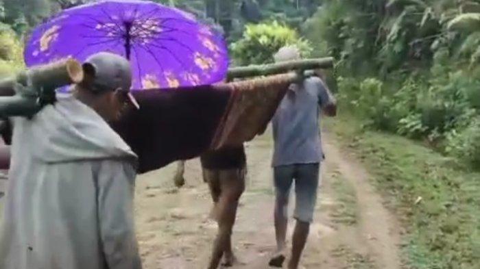 Warga Dusun Kole, Desa Ilan Batu terpaksa ditandu ke Puskesmas karena jalan rusak. Sumber: Istimewa