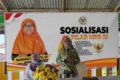 Penyampaian materi pendampingan kesadaran lingkungan oleh anggota MPR RI, Saadiah Uluputty di Negeri Kaitetu. Sumber: beritabeta.com