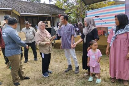 Penjabat Bupati Tabalong Hamida Munawarah menyerahkan bantuan kepada warga Desa Sungai Kumap Kecamatan Muara Uya.