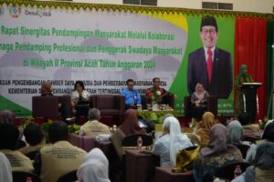 Kepala BPSDM PMDDTT, Prof. Dr. Luthfiyah Nurlaela, M.Pd saat memberikan sambutan pada Rapat Sinergitas Pendampingan Masyarakat Melalui Kolaborasi Tenaga Pendamping Profesional dan Penggerak Swadaya Masyarakat (PSM) di Wilayah II Provinsi Aceh.