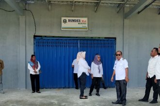 Pj. Bupati Pulau Morotai, Burnawan bersama Tim meninjau bangunan BUM Desa di Kecamatan Morotai Selatan. Sumber: Istimewa