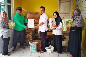 Tim Penggerak Pemberdayaan Kesejahteraan Keluarga (PKK) Desa Segendang saat menerima bantuan.