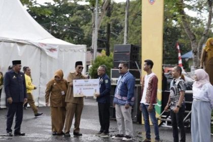 Penyerahan hadiah oleh Paman Birin Gubernur Kalimantan Selatan, Kepada Perwakilan BUMDes Sumber Rezeki, Desa Sungai Cuka Kecamatan Satui.