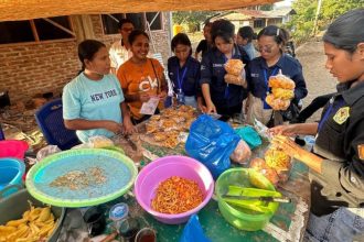 mahasiswa Kuliah Kerja Nyata Tematik (KKNT) Kupang, Ibu-Ibu PKK dengan pengurus BUM Desa saat kolaborasi. Sumber foto : FloresNTT