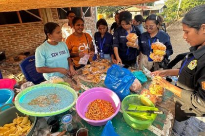 mahasiswa Kuliah Kerja Nyata Tematik (KKNT) Kupang, Ibu-Ibu PKK dengan pengurus BUM Desa saat kolaborasi. Sumber foto : FloresNTT