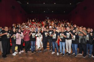 Sekretaris Jenderal Kementerian Desa, Pembangunan Daerah Tertinggal, dan Transmigrasi Taufik Madjid usai nonton film Jejak Sang Timur bersama masyarakat Kabupaten Kepulauan Sula di XXI Jatiland Mall Ternate. Sumber: Dok. Kolomdesa