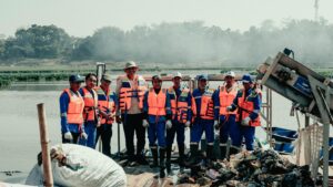 Team Bening Saguling Foundation saat Membersihkan Waduk Saguling. Sumber: Dokumentasi Dzikri Fauzan