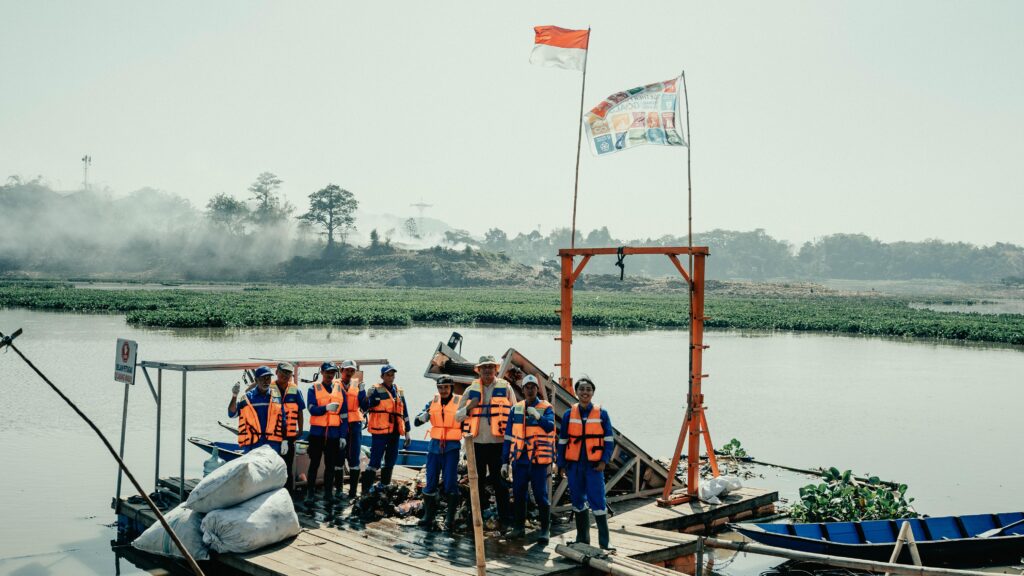 Inovasi Pengelolaan Sampah Waduk Saguling: Menjaga Lingkungan dan Meraup Keuntungan