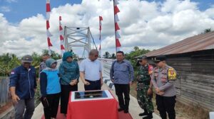 Dengan acara adat tepung tawar dan pemotongan pita, Jembatan Putih Desa Peniti Besar - Desa Peniti Dalam I Kecamatan Segedong Kabupaten Mempawah, diresmikan oleh Penjabat (Pj) Gubernur.