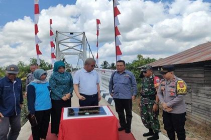 Dengan acara adat tepung tawar dan pemotongan pita, Jembatan Putih Desa Peniti Besar - Desa Peniti Dalam I Kecamatan Segedong Kabupaten Mempawah, diresmikan oleh Penjabat (Pj) Gubernur.