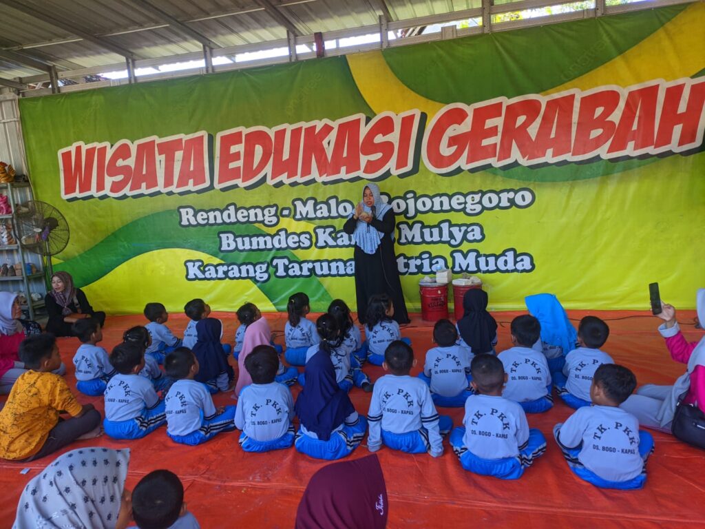 Anak-Anak TK Belajar cara membuat gerabah. Sumber: Dokumentasi Desa Rendeng