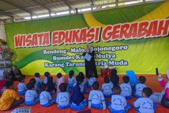 Anak-Anak TK Belajar cara membuat gerabah. Sumber: Dokumentasi Desa Rendeng