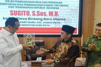 Kades Parit Baru Musa didampingi Sekda Kubu Raya Yusran Anizam saat serahkan souvenir ke Dirjen Pemdes Kemdes PDT RI.