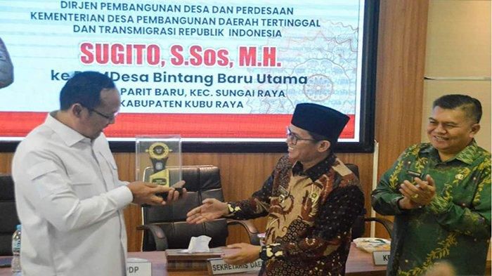 Kades Parit Baru Musa didampingi Sekda Kubu Raya Yusran Anizam saat serahkan souvenir ke Dirjen Pemdes Kemdes PDT RI.