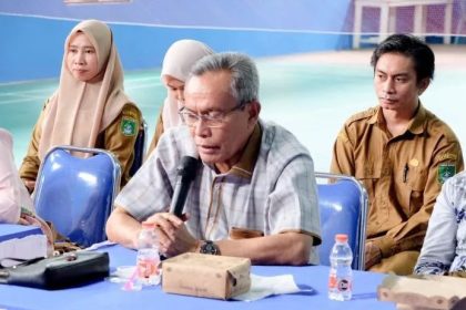 Rombongan Komisi I DPRD Kalsel saat kunjungan ke Desa Sungai Cuka (sekitar 125 km tenggara Banjarmasin) Kabupaten Tanah Laut.