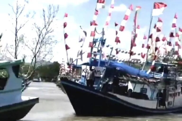 Perahu nelayan pada Selamatan Laut di Desa Sungai Rasau, Kecamatan Bumi Makmur, Kabupaten Tanah Laut,.