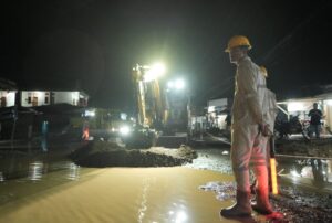 Proses pengerjaan jalan nasional di Desa Lukulamo oleh PT IWIP dan Pemkab Halteng. Sumber: Dok. Halmahera Post