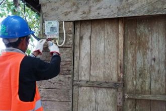 Petugas PLN memasang kWh meter di rumah warga penerima manfaat program Bantuan Pasang Baru Listrik (BPBL) 2024.