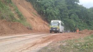 Kondisi Jalan Trans Sulawesi ruas Desa Lura akibat longsor berhasil dibersihkan. Sumber: sulbar.tribunnews.com.