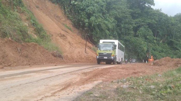 Kondisi Jalan Trans Sulawesi ruas Desa Lura akibat longsor berhasil dibersihkan. Sumber: sulbar.tribunnews.com.