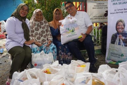 Bantuan sembako dibagikan kepada warga setempat.