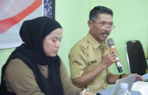 Kepala Desa Bakungan, Kabupaten Kutai Kartanegara Arlusdiansyah (kanan) menjelaskan kepada warga pentingnya sistem digital SP4N untuk memberikan masukan, kritik, dan saran kepada pemerintah.