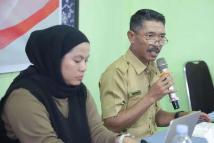 Kepala Desa Bakungan, Kabupaten Kutai Kartanegara Arlusdiansyah (kanan) menjelaskan kepada warga pentingnya sistem digital SP4N untuk memberikan masukan, kritik, dan saran kepada pemerintah.