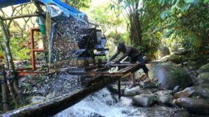 Pembangkit Listrik Tenaga Air Di Dusun Tumba. Sumber: Tirto.id