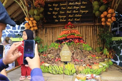 Perayaan Tradisi Tutup Taun di Kampung Adat Cireundeu. Sumber: AyoBandung