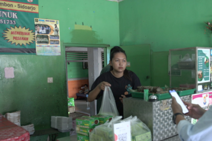 Jajaran pengusaha klepon binaan BRI dengan mudah ditemukan di sepanjang jalan dengan harga relatif terjangkau. Sumber : rm.id