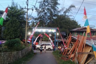 Warga sedang memasang Umbul-umbul di Balai Desa Iraonogeba. Sumber: rri.co.id