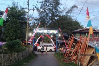 Warga sedang memasang Umbul-umbul di Balai Desa Iraonogeba. Sumber: rri.co.id