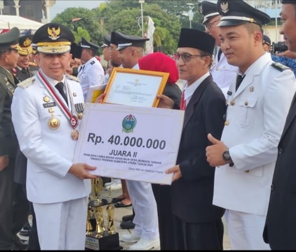 Serah Terima Penghargaan BUM Desa Terbaik tingkat Provinsi Sumatera Utara. Sumber: Istimewa