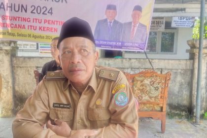 Kepala Desa Muara Tetap saat menjelaskan terkait usulan permohonan hibah. Sumber: rri.co.id