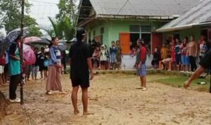 Warga Desa Tuhegeo II saat mengikuti lomba Bola Volley. Sumber: rri.co.id