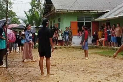Warga Desa Tuhegeo II saat mengikuti lomba Bola Volley. Sumber: rri.co.id