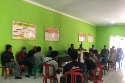 AUDENSI : Warga Lebak Muncang, saat audensi dengan Ketua BPD dan pemerintah Desa Cikujang pada Selasa (13/08). Sumber : DENDI/RADAR SUKABUMI