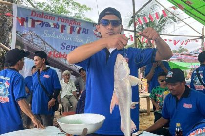 Panitia saat melakukan pengukuran hasil peserta lomba memancing. Sumber: rri.co.id