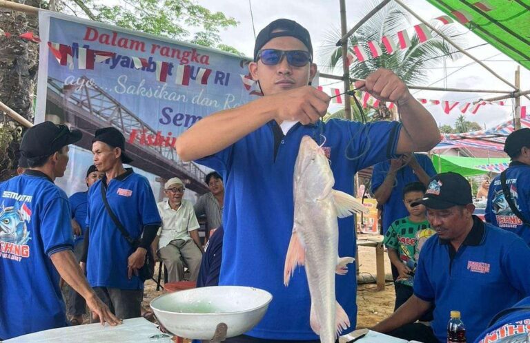 Panitia saat melakukan pengukuran hasil peserta lomba memancing. Sumber: rri.co.id