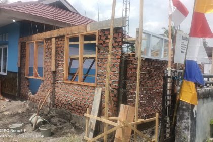 Proses pembangunan gedung di Desa Taba Padang. Radarkepahing.com