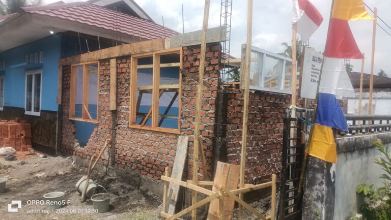 Proses pembangunan gedung di Desa Taba Padang. Radarkepahing.com