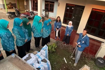 Anggota TP PKK Desa Cembor, Kecamatan Pacet berlatih membuat biopori untuk mengelola sampah organik. Sumber : Pemdes Cembor