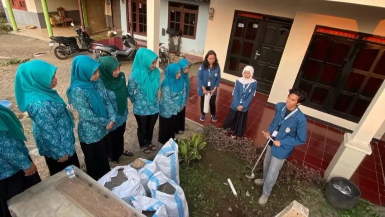 Anggota TP PKK Desa Cembor, Kecamatan Pacet berlatih membuat biopori untuk mengelola sampah organik. Sumber : Pemdes Cembor