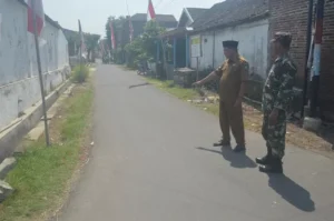 Kades Ngudirejo Lantarno menunjukkan jalan antar RT yang selesai diperbaiki di Dusun/Desa Ngudirejo, Kecamatan Diwek, Jombang. Sumber : Ainul Hafidz/radarjombang.jawapos.com