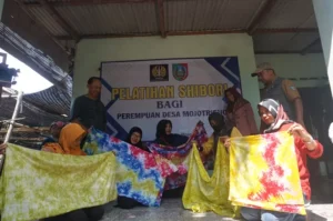 Kepala Desa Mojotrisno Nanang Sugiarto saat memantau proses praktik pembuatan batik shibori oleh warga desanya. Sumber : Dwi Aris S/Radar Jombang