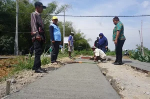 Kades Jatigedong Siti Junaidah bersama perangkat desa melakukan pengecekan proyek JUT di Dusun Lengkong. Sumber : Ainul Hafidz/Radar Jombang