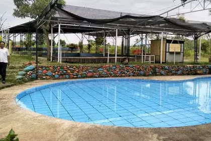 Bendahara Desa Brani Wetan Rudi Hartono memantau Kolam Renang Sembrani di RT 8/RW 2, Dusun Krajan. Tahun ini wahana dan fasilitasnya akan ditambah. Sumber : radarbromo.jawapos.com