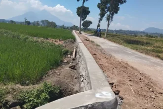MULUS : Kondisi pembangunan jalan salah satu dusun di Desa Candiwatu, Kecamatan Pacet guna memudahkan akses lalu lintas dan perekomomian masyarakat. Sumber : indah/jprm